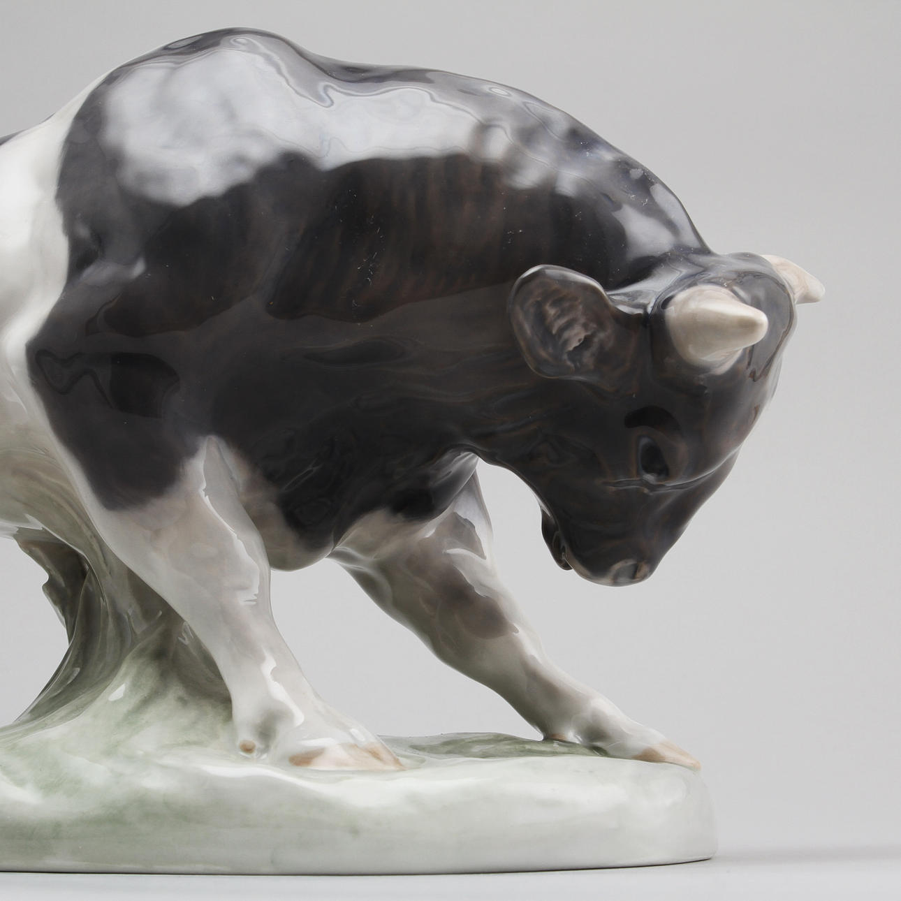 FIGURIN i form av tjur, modellnr 1195, porslin. Knud Kyhn för Royal Copenhagen.