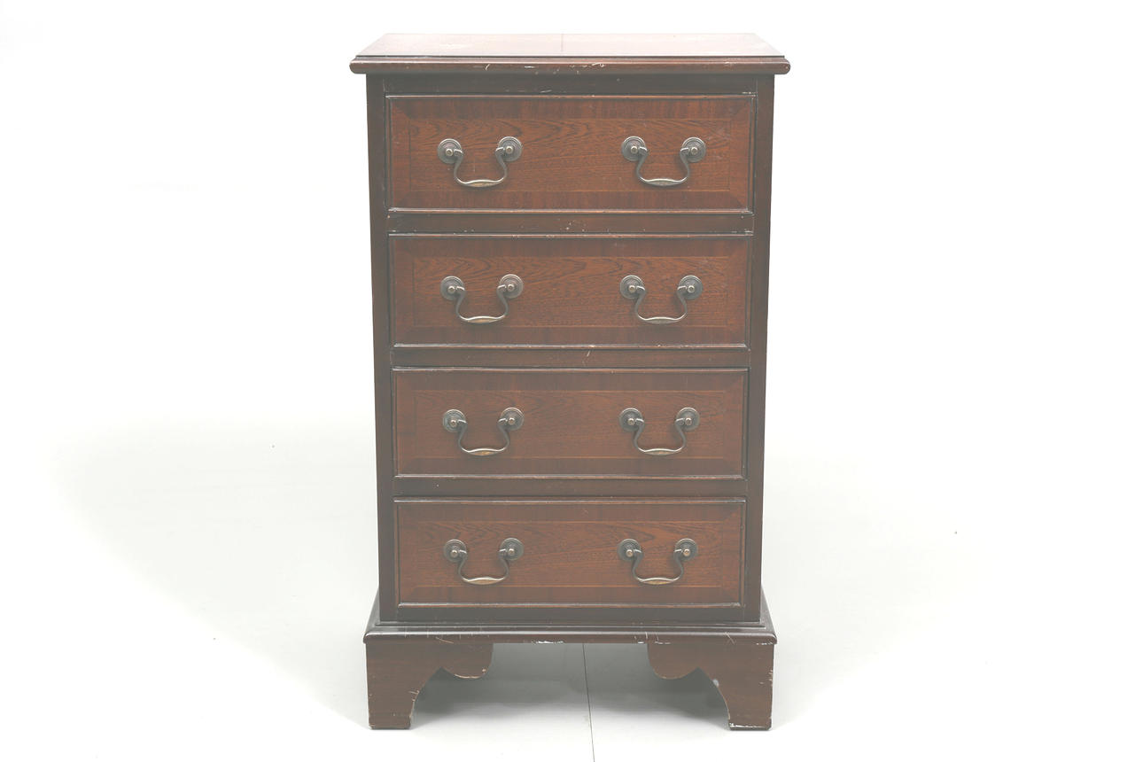 BYRÅ, mahogny, 4 lådor, England, 1900-talets andra hälft.