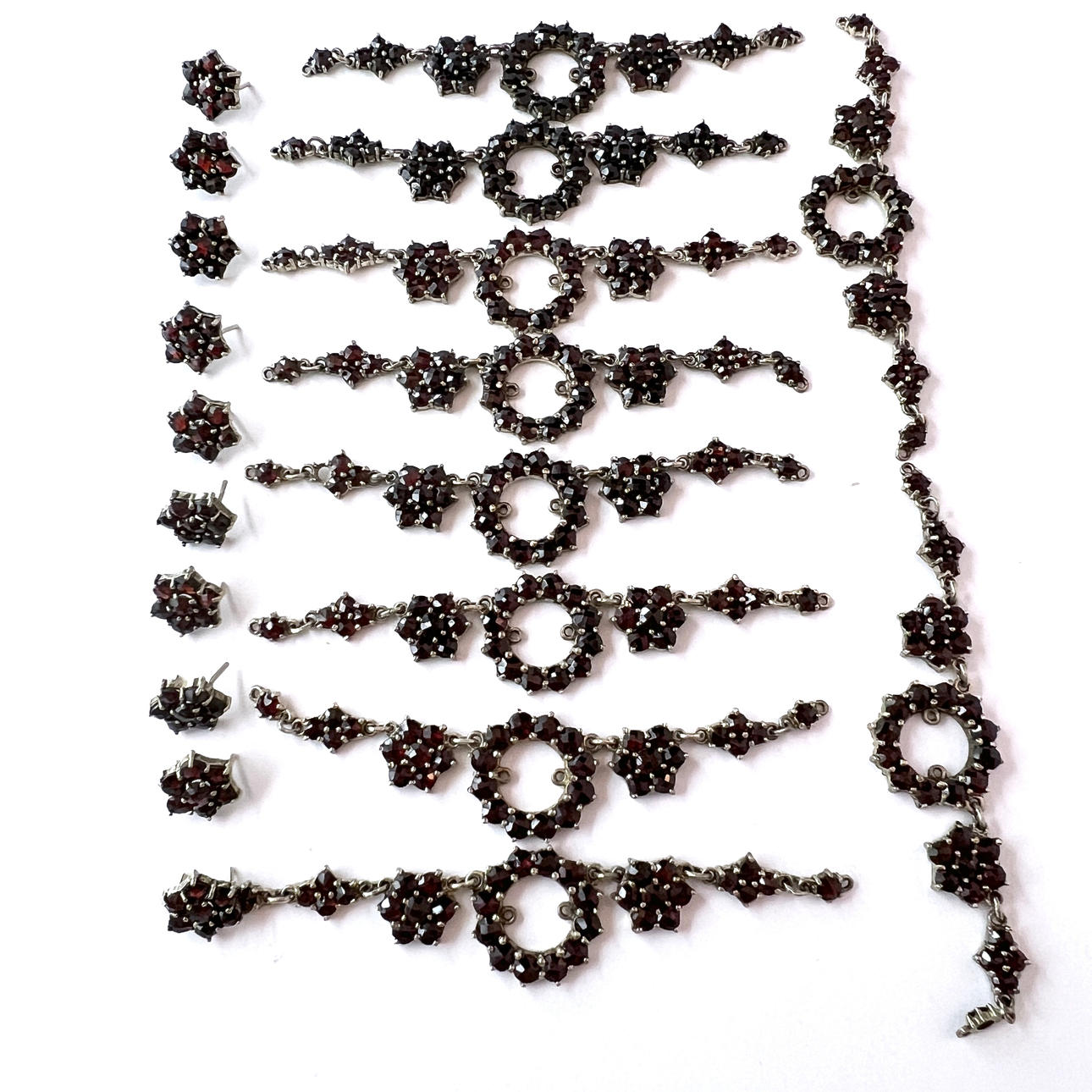 SMYKKEDELE, SØLV, GARNETER.