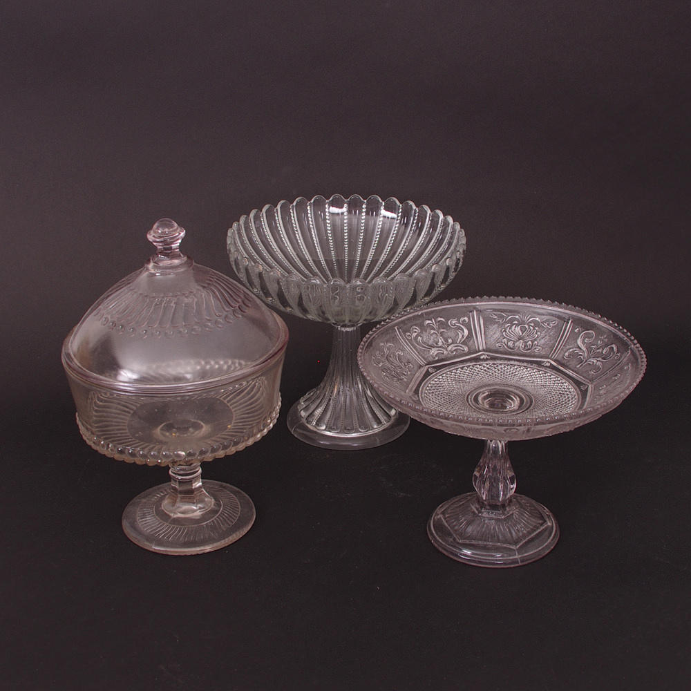 SKÅLAR PÅ FOT, 3 stycken varav en med lock, pressglas.