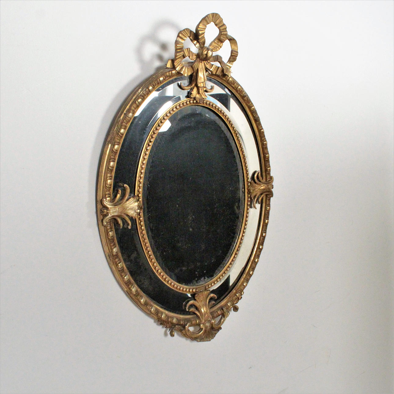 Gran espejo de estuco de estilo barroco.