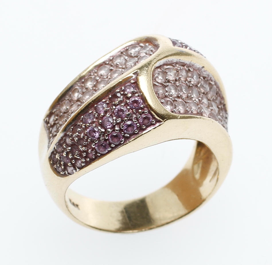 PRYDNADSRING, 14k guld med lila och rosa stenar, vikt ca 13,8 gram.
