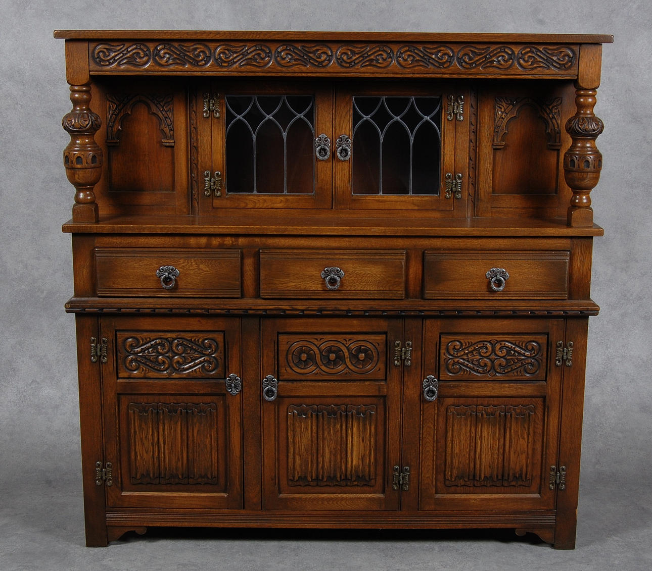 SKÄNKSKÅP, renässansstil, 1900-tal.