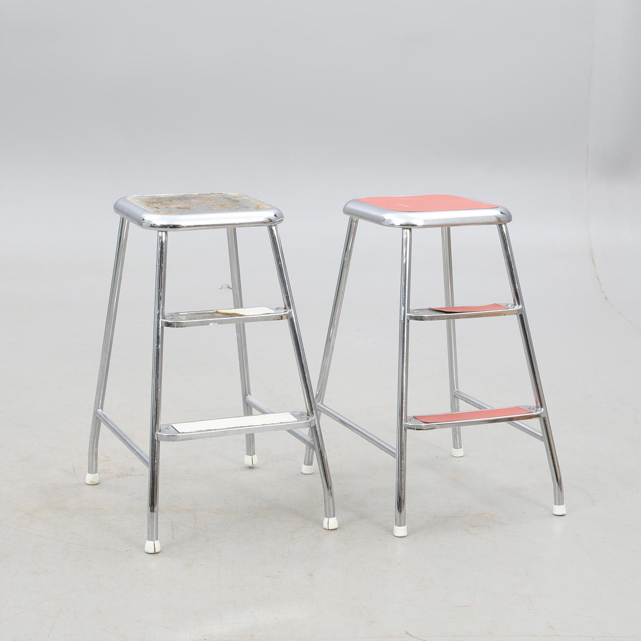 STIGE, 2 stk, trænger til renovering.