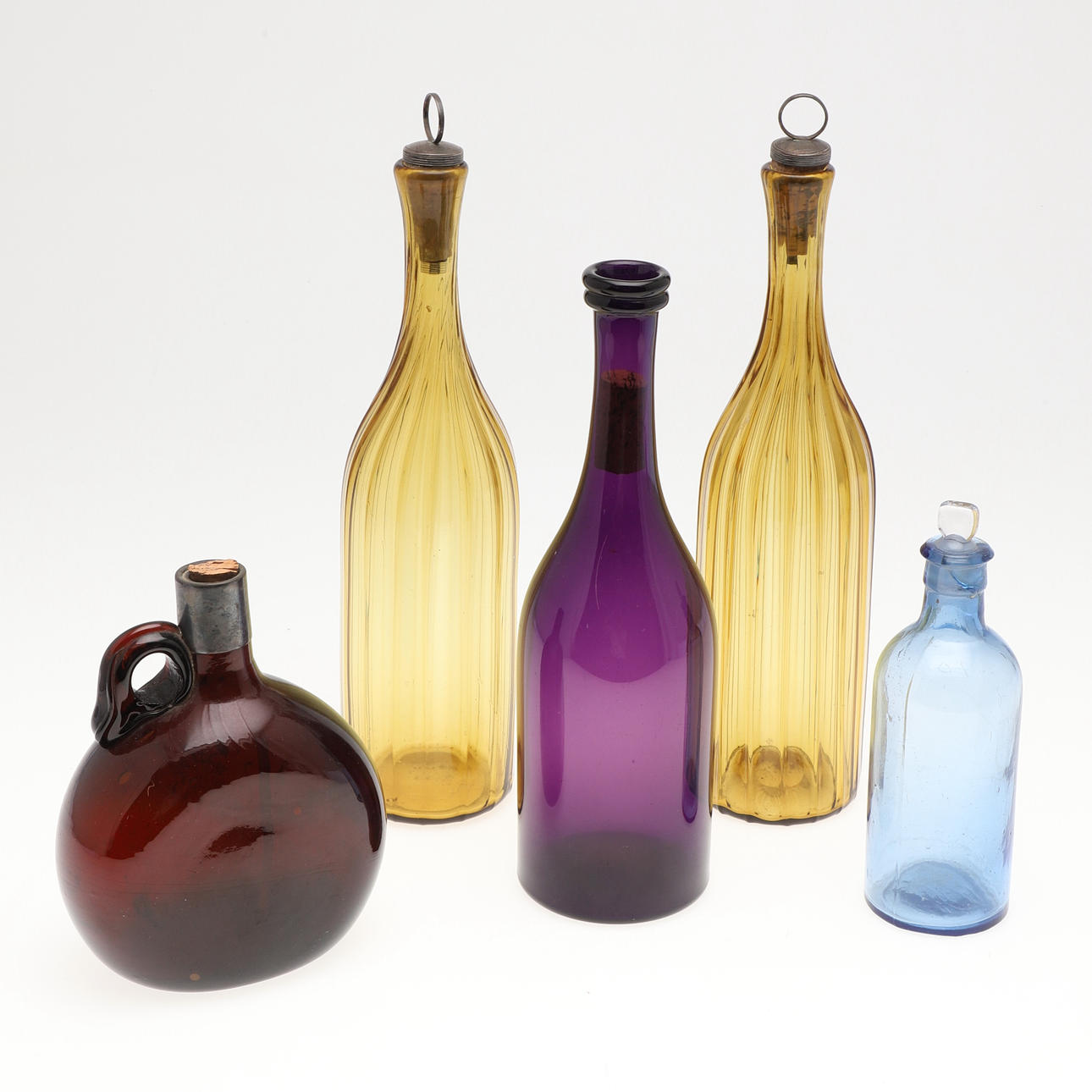 PAR ANTIKKE GLAS FLASKER & PROPER OG ANDET GLAS.