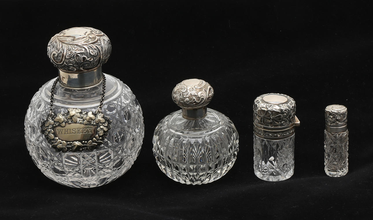 FLASKOR, 4 st, med silverlock, England.