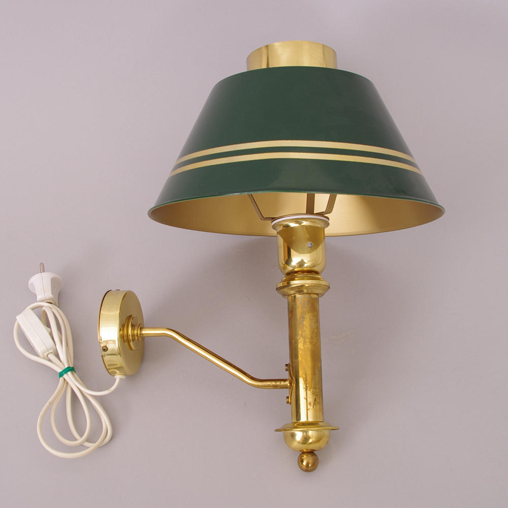 VÄGGLAMPA, mässing/målad plåt, engelsk stil.