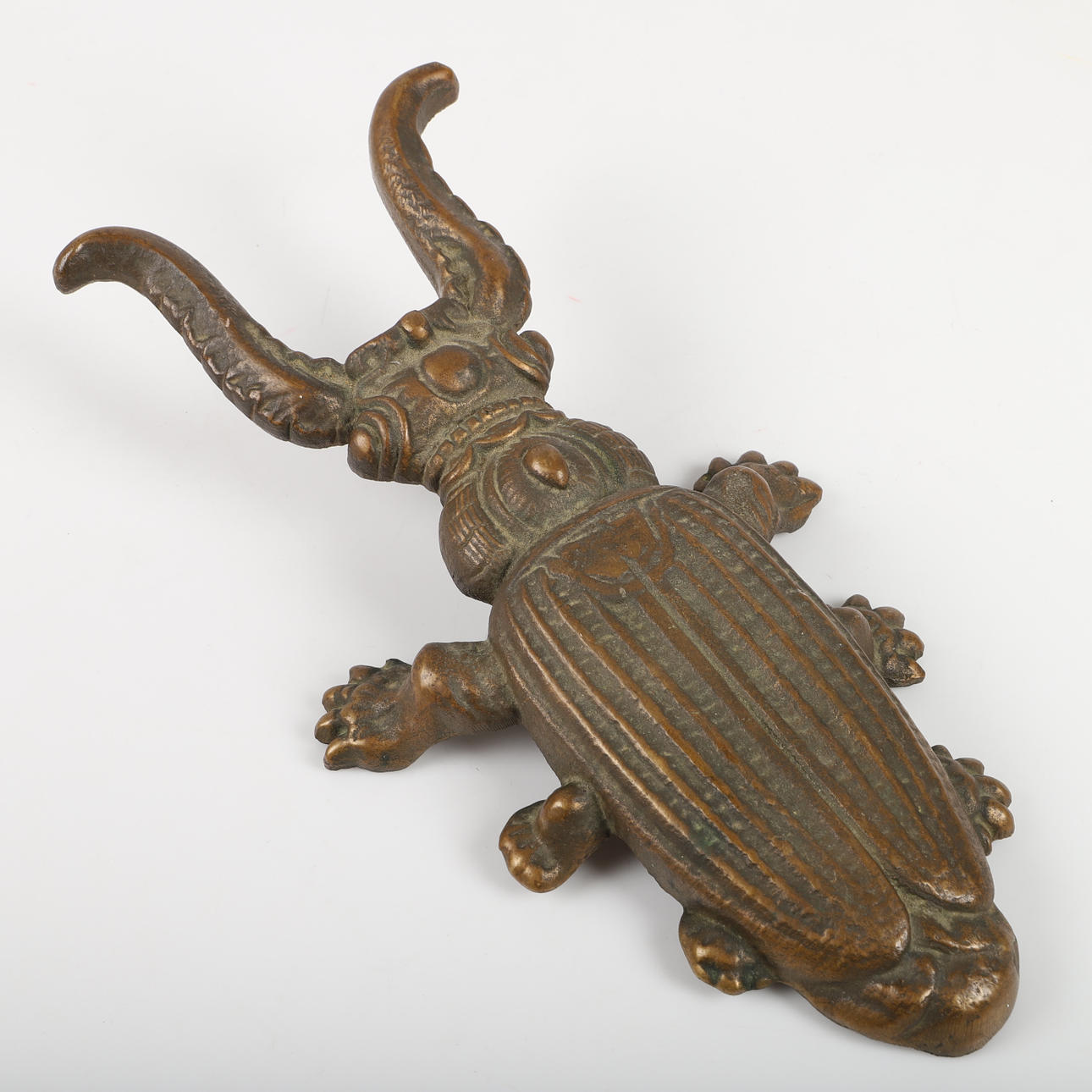 STIEFEL KNEKT, patinierte Bronze, 20. Jahrhundert.