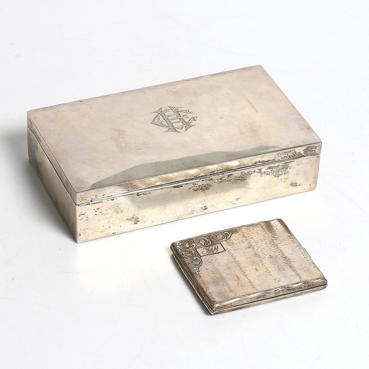 CIGARRSKRIN, CG Hallberg, silver samt CIGARETTETUI, nysilver, 1910/20-tal.