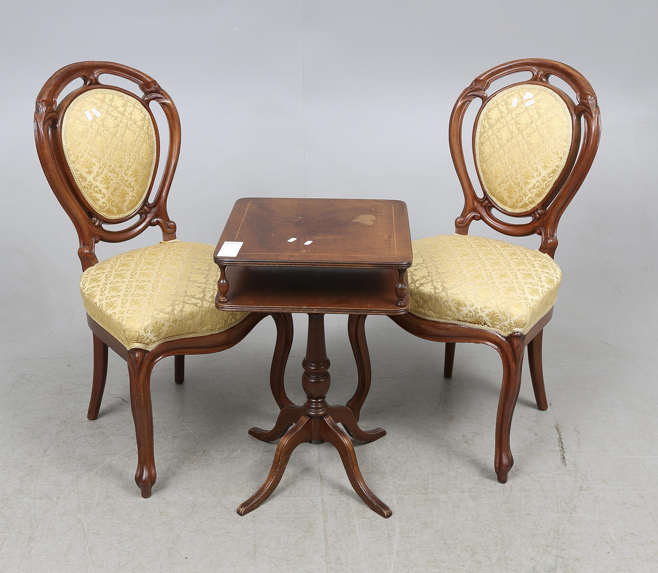 STOLAR, ett par samt BORD, 1900-tal.