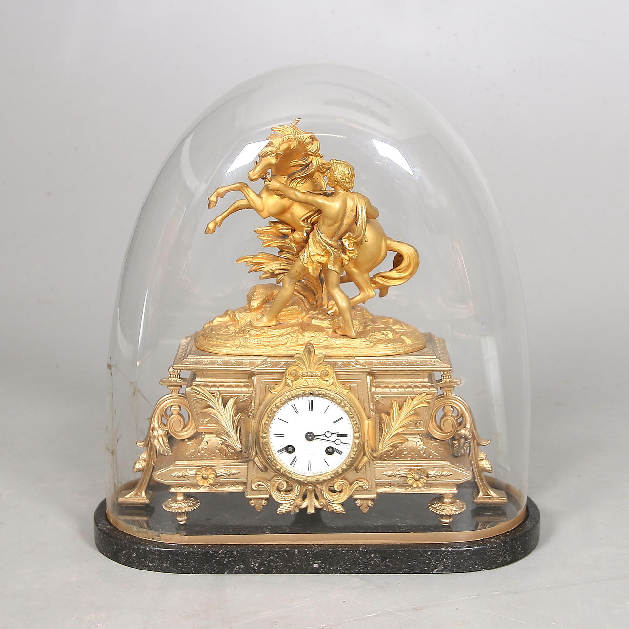 BORDSPENDYL, förgylld metall samt porfyr, Nyrokoko / Louis XIV-stil, Joseph Leja, Stockholm 1800-talets mitt.