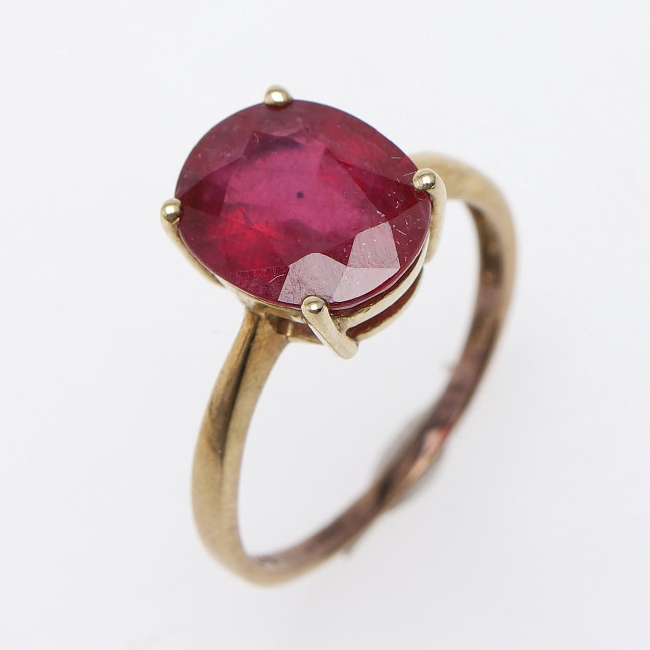 EN 9 KARAT GULD KLÄNNING RING SET RUBIN.