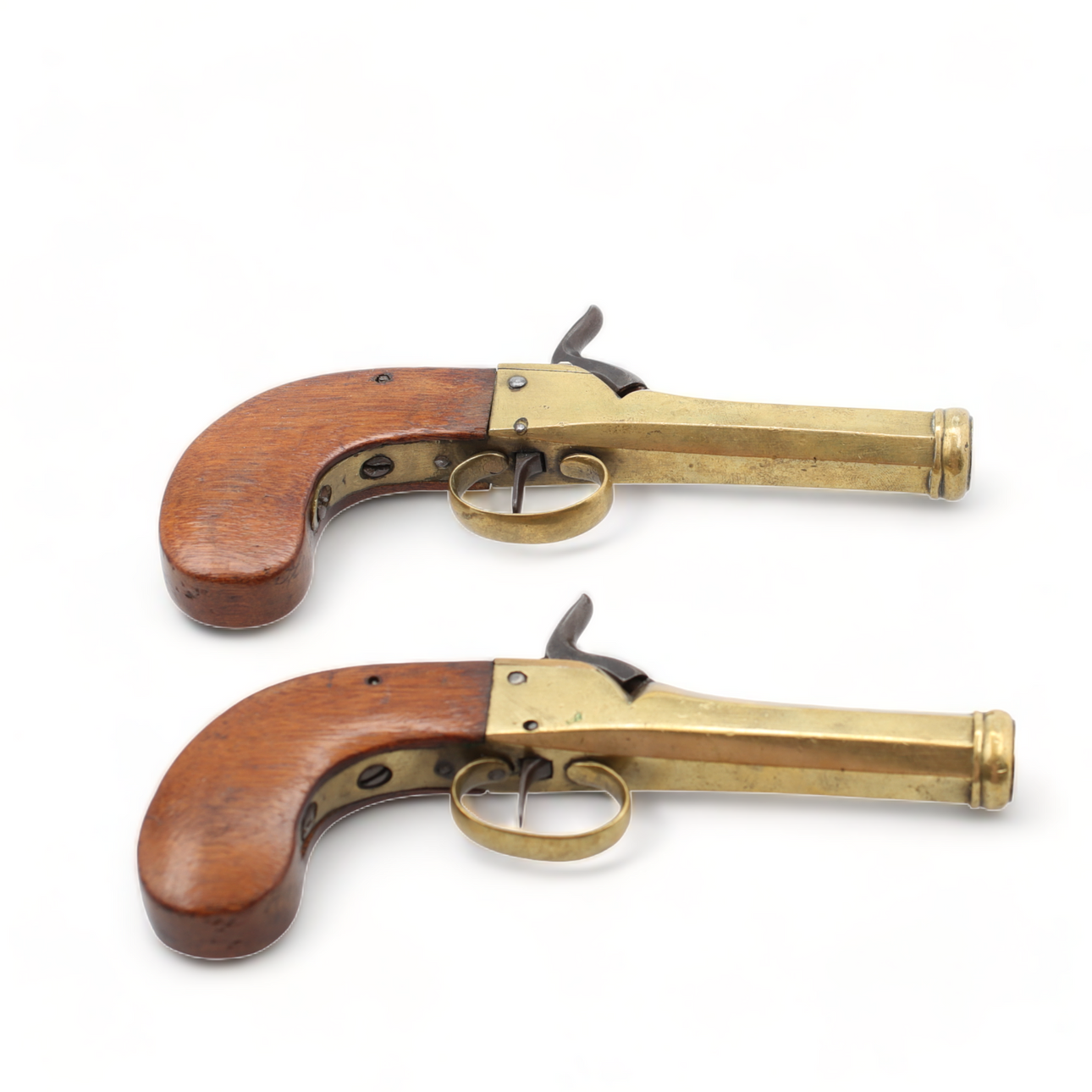 PISTOLAS, un par, latón, siglo XIX.