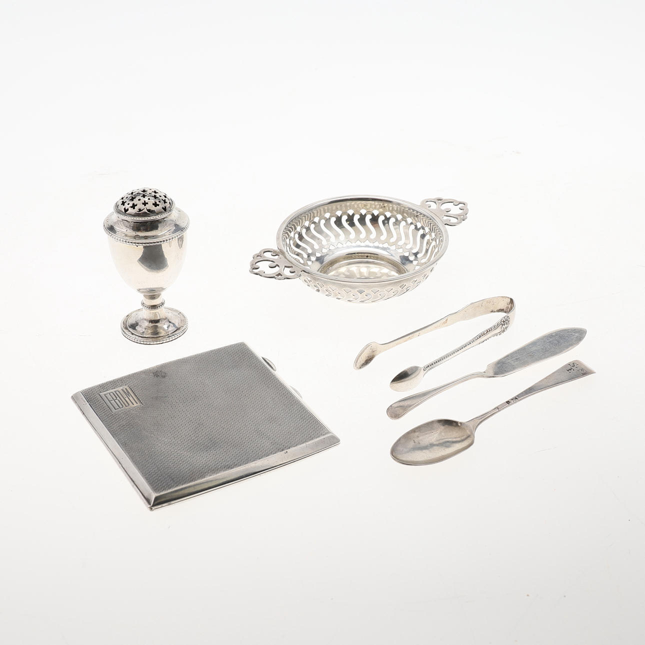 AN ART DECO ENGINE TURNED SILVER CIGARETTE CASE AND OTHER ITEMS.