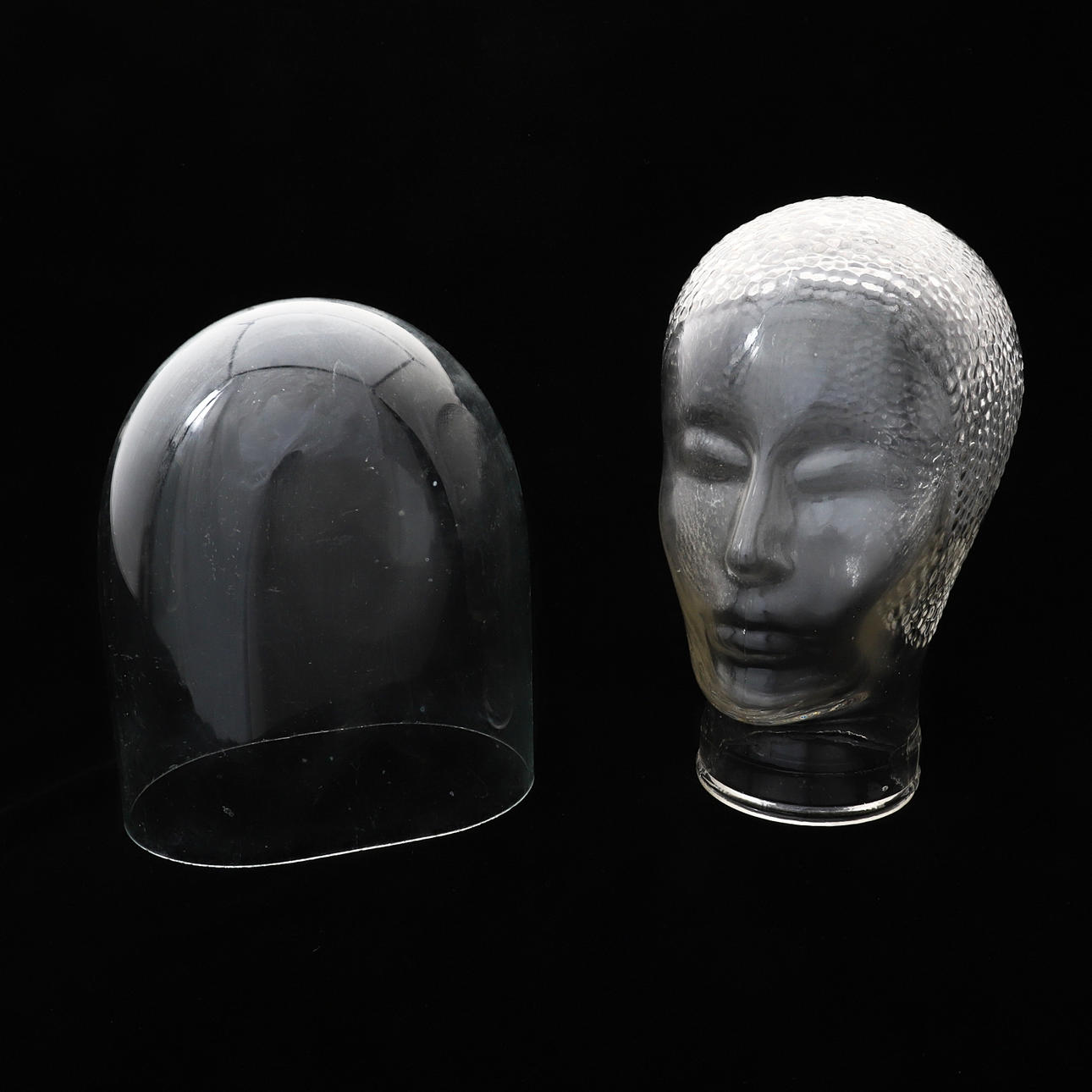 EIN VINTAGE-SCHAUFENSTERKOPF AUS GEFORMTEM GLAS.