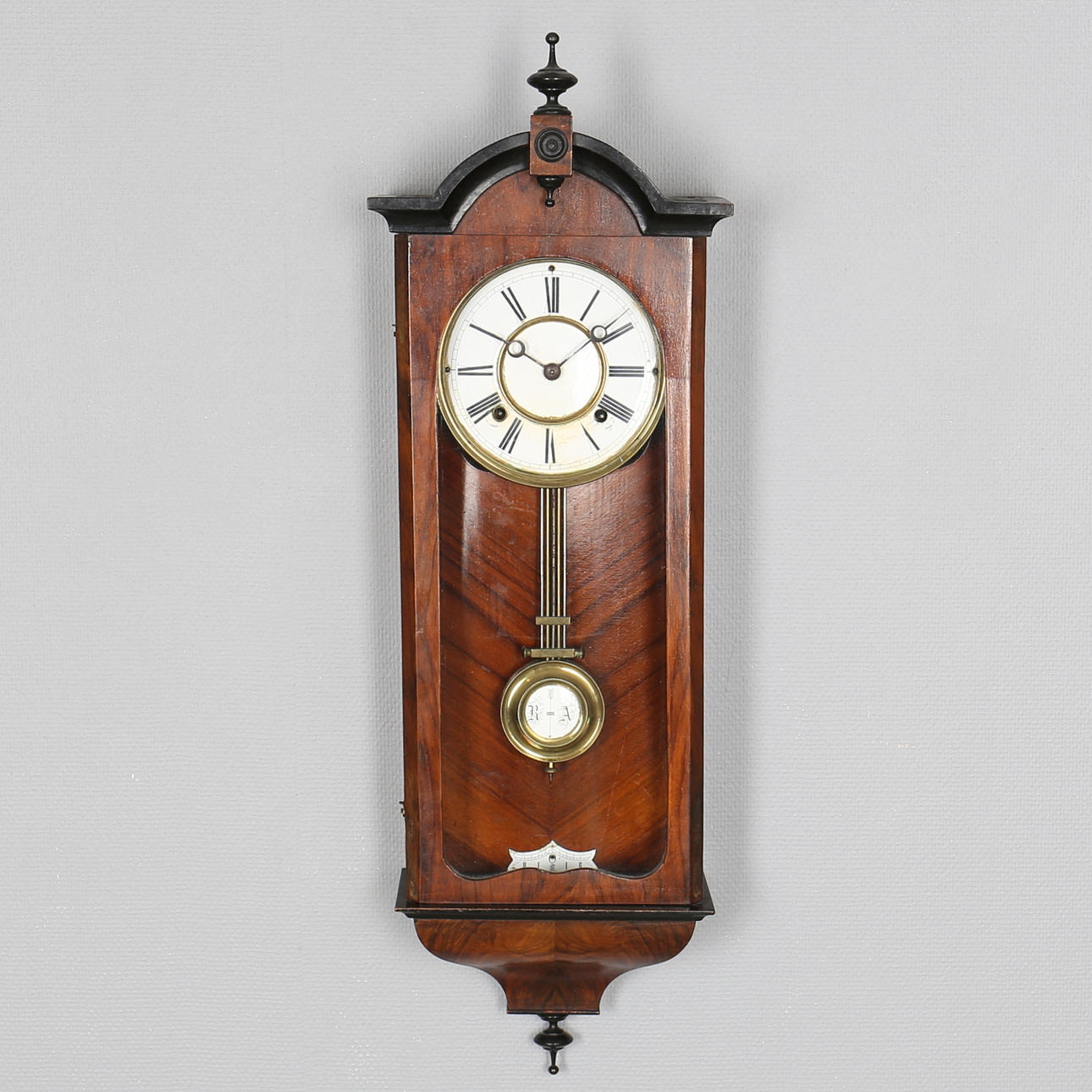 VÄGGUR i mahognyfanér, tidigt 1900-tal.