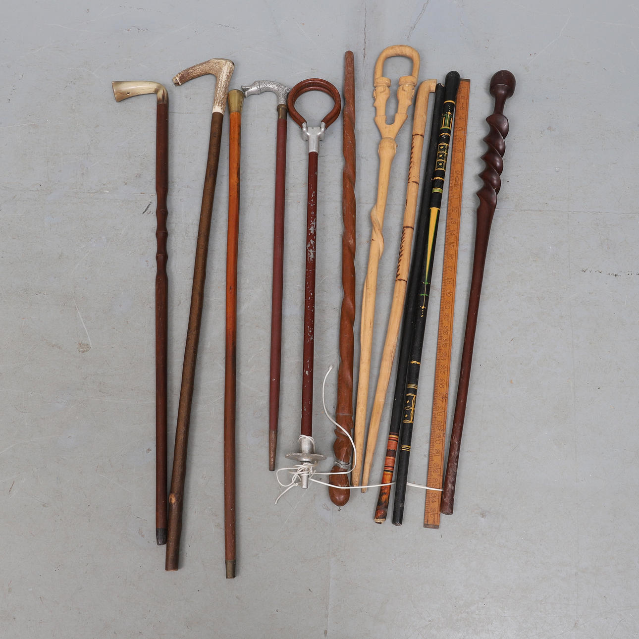 UNA COLECCIÓN DE ONCE BASTONES VINTAGE.