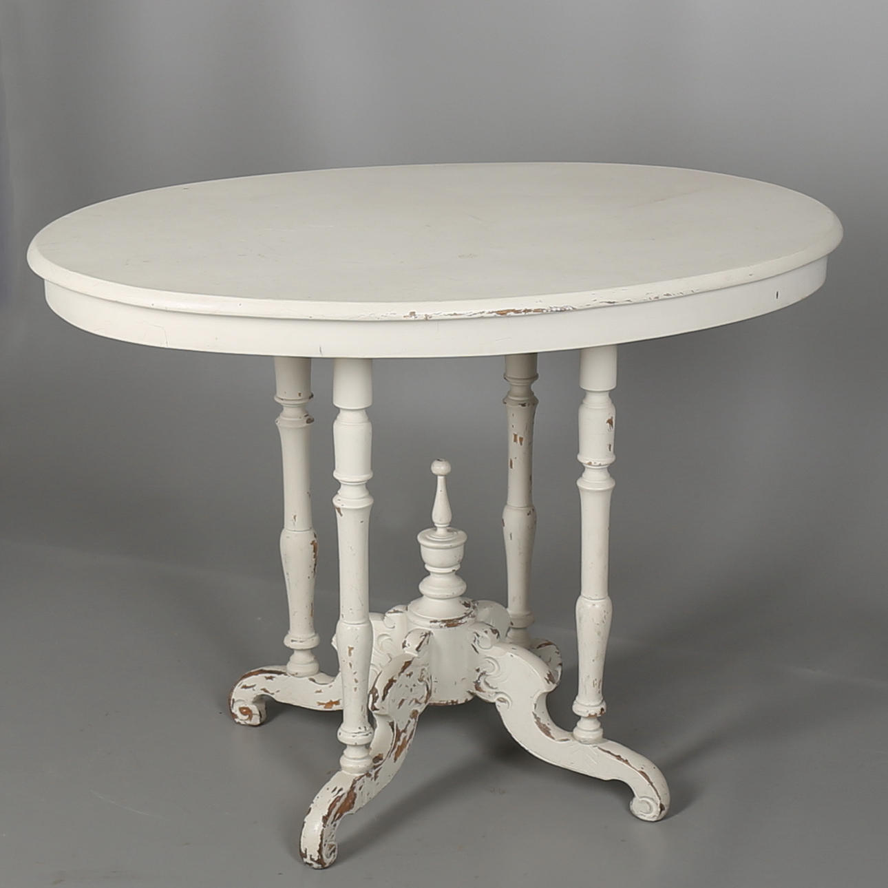 SALONGSBORD i nyrännesans, början av 1900-talet.