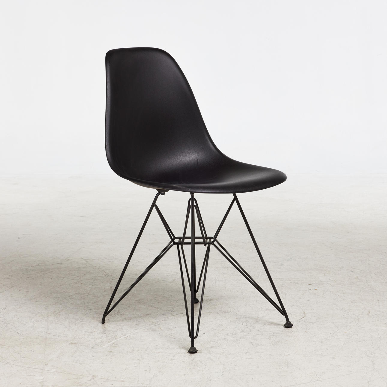 RAY OG CHARLES EAMES, "Eames Plastic Sidechair DSR", stol, til Vitr, formstøbt plast, ben i sortlakeret metal.