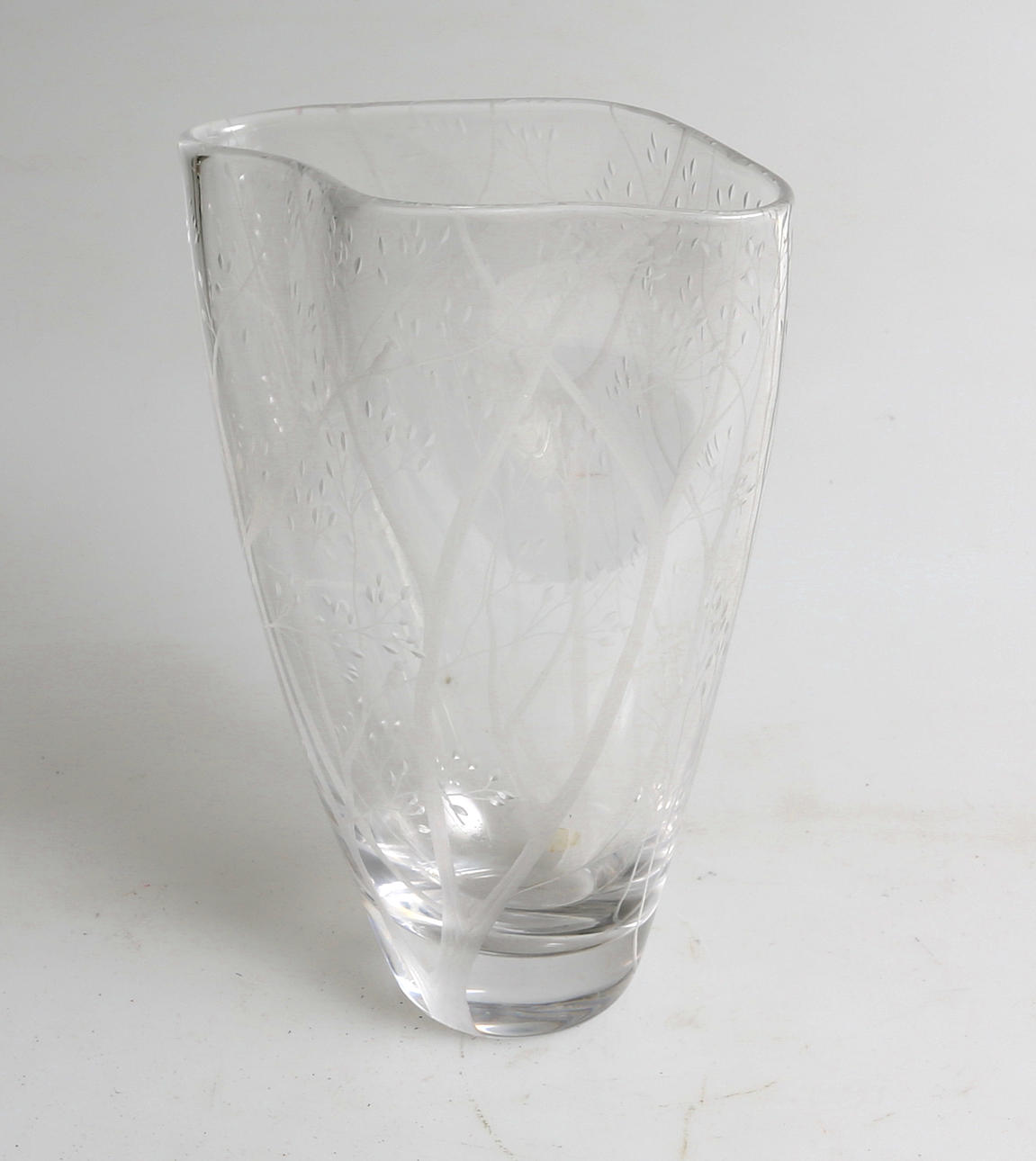 VICKE LINDSTRAND. Konstglas, vas, Kosta, signerad.