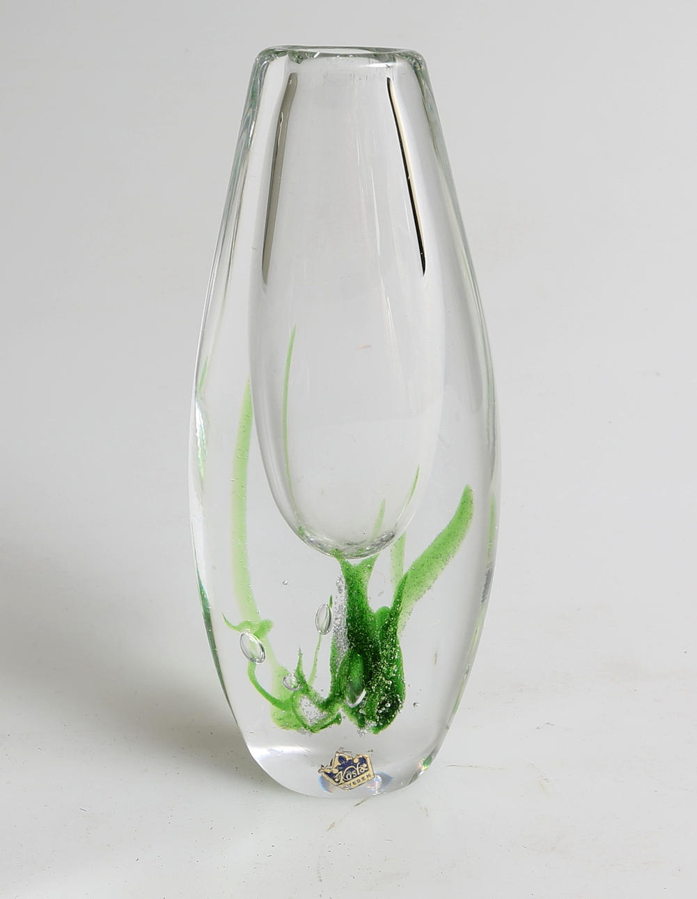 VICKE LINDSTRAND. Konstglas, vas, Kosta, signerad.