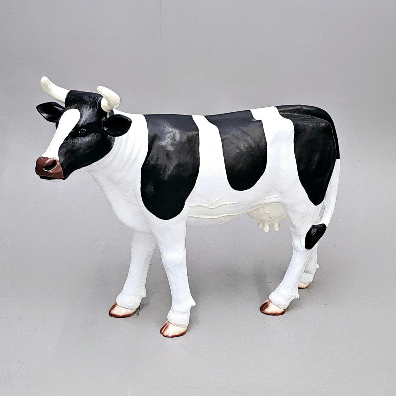 FIGURA DE VACA EN RESINA PINTADA.