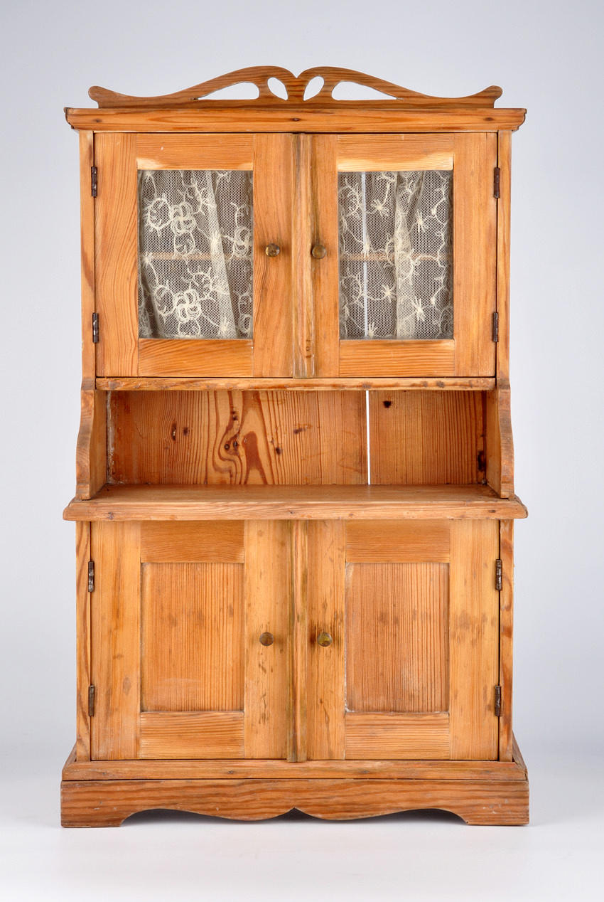 MODELLMÖBEL. Miniatyr av en köksbuffé. Barrved, omkring 1910.