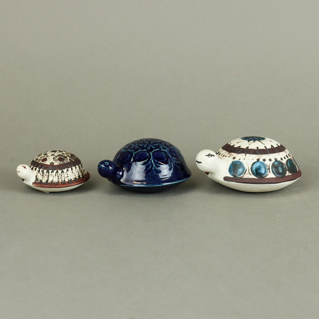 LISA LARSON. Figurines, 3 turtles, stoneware, Gustavsberg.