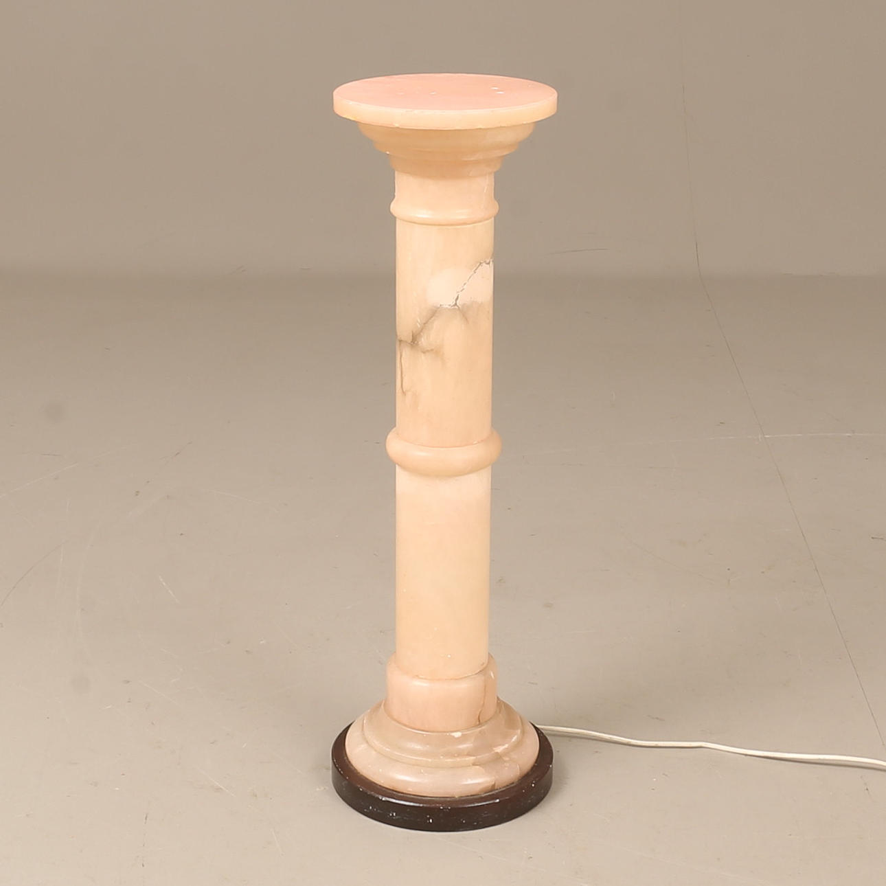 PIEDESTAL med belysning, alabaster.