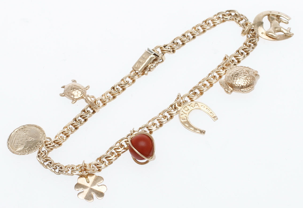 ARMBAND med BERLOCKER, 18k guld, vikt ca 14,2 gram.