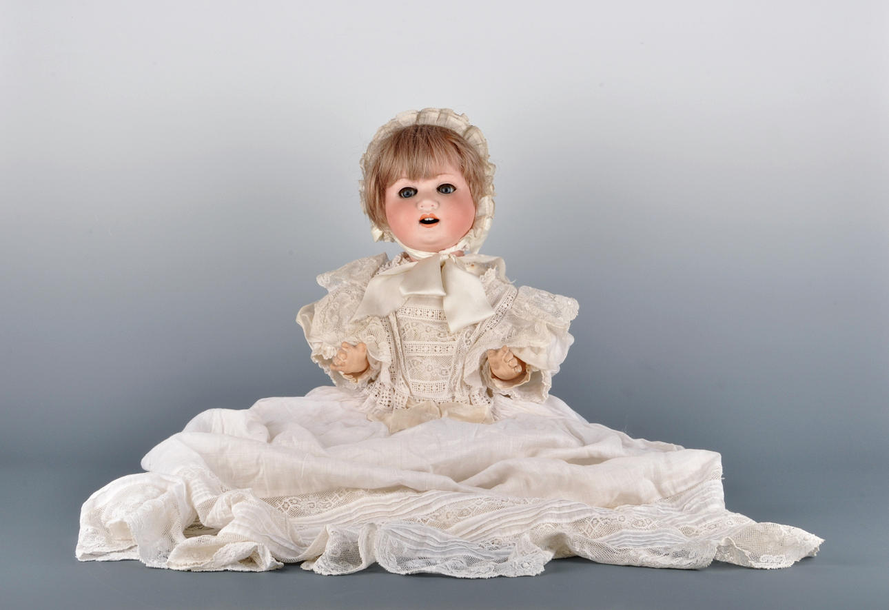 HEUBACH, ERNST KÖPPELSDORF, THÜRINGEN. Stor porslinshuvuddocka 300-5, ca. 1920.