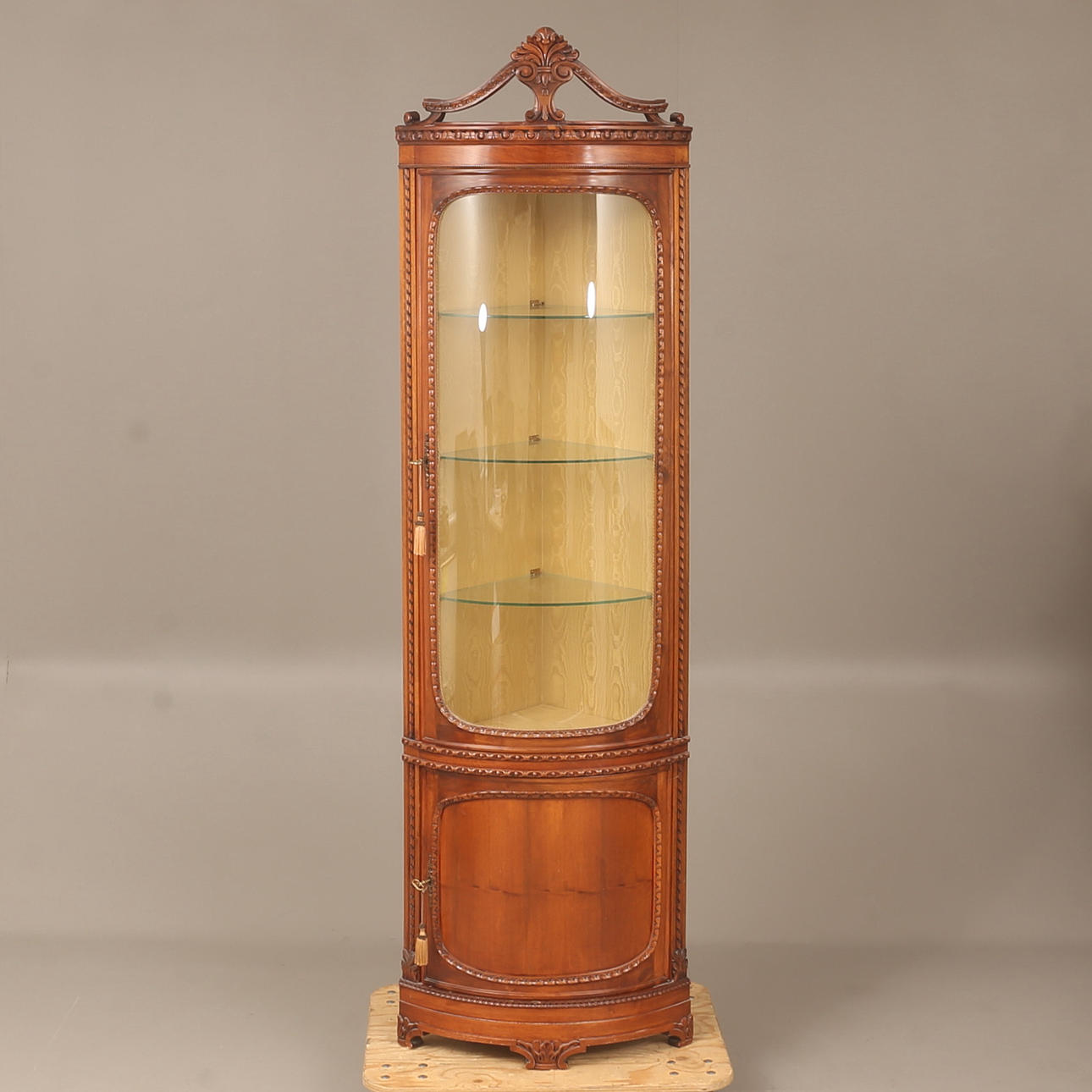 HÖRNVITRINSKÅP, 1900-tal.