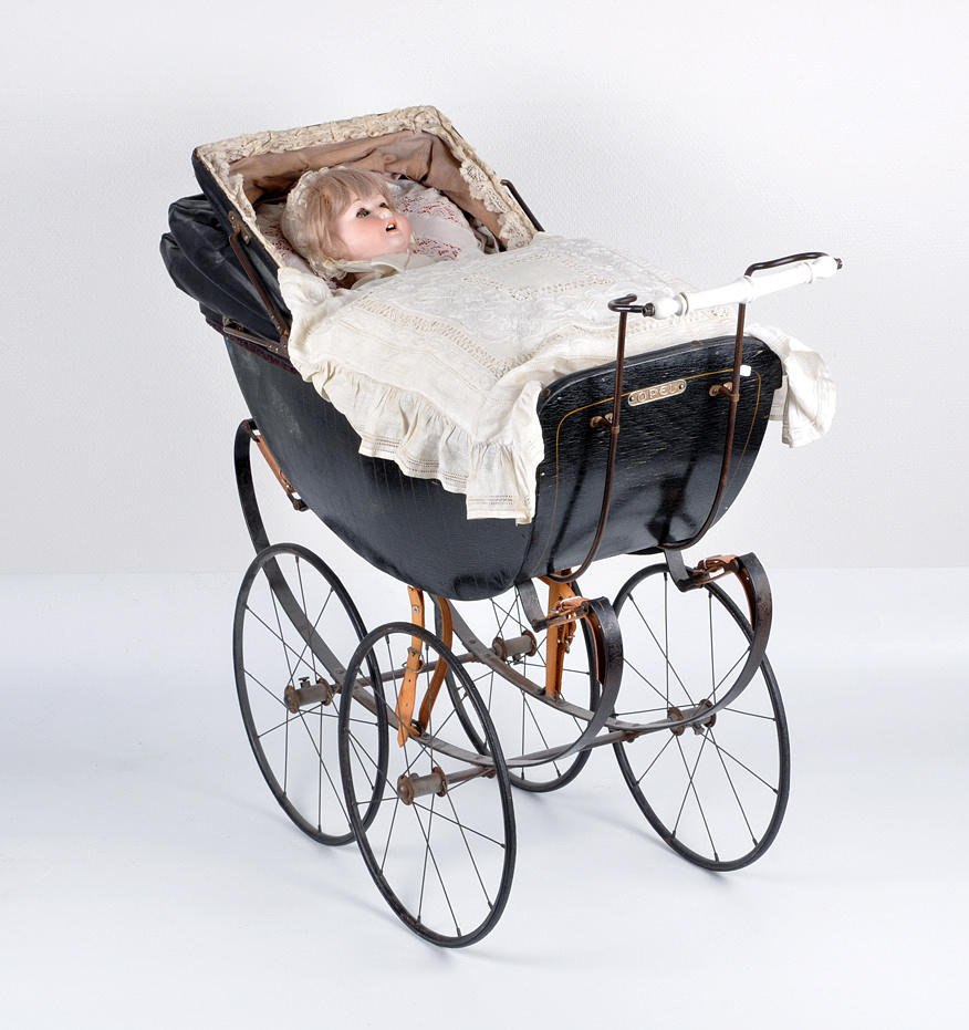 OPEL KINDERWAGEN. Original omkring 1920, läderskärm, keramiska handtag, järnhjul.