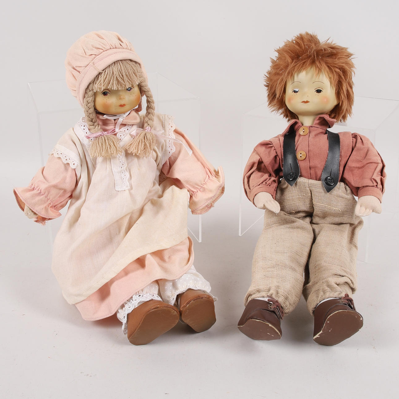 MUÑECAS DE PORCELANA, 2 piezas, década de 1900.