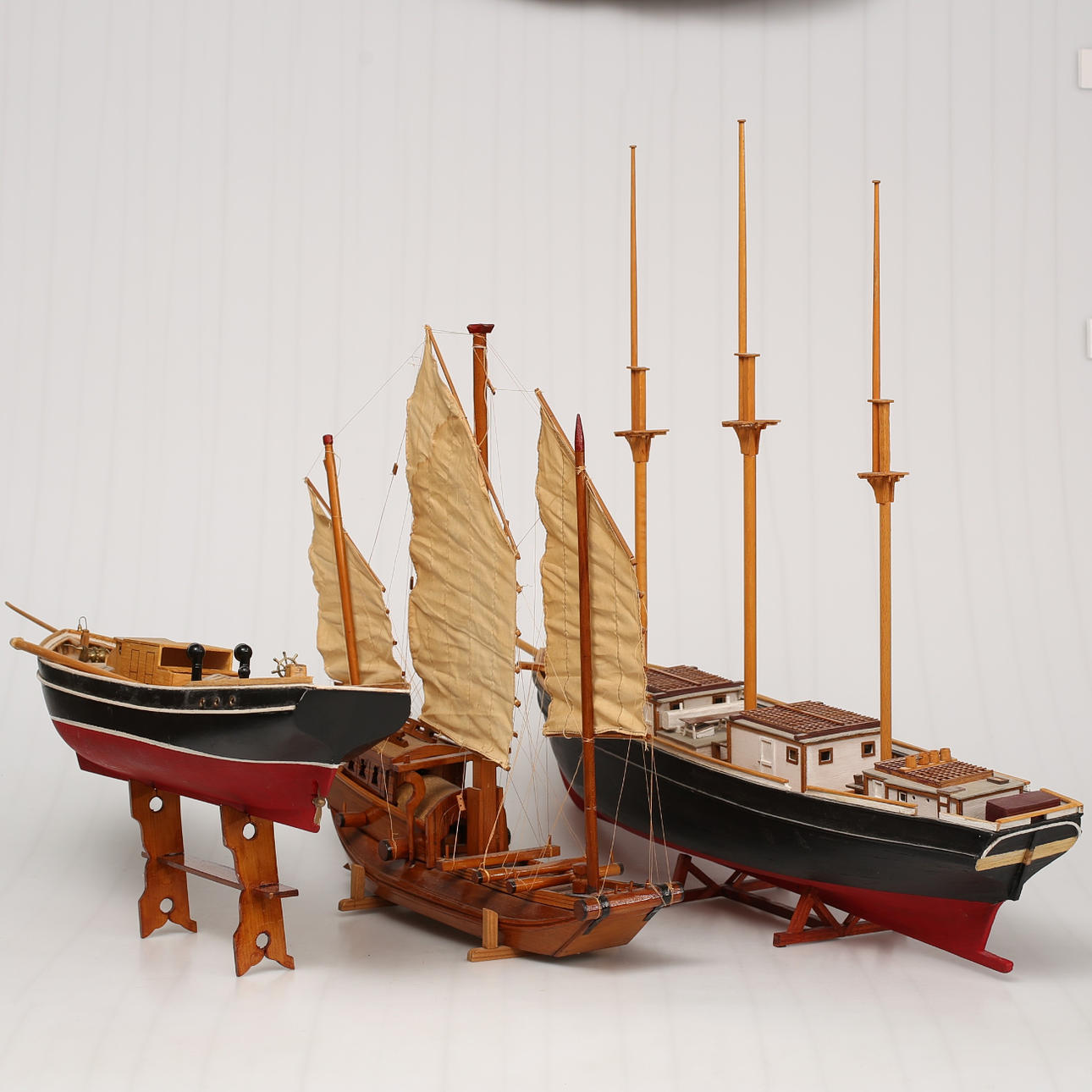 BOOTE/SCHIFFE, Holz, dreiteilig, auf Gestellen.