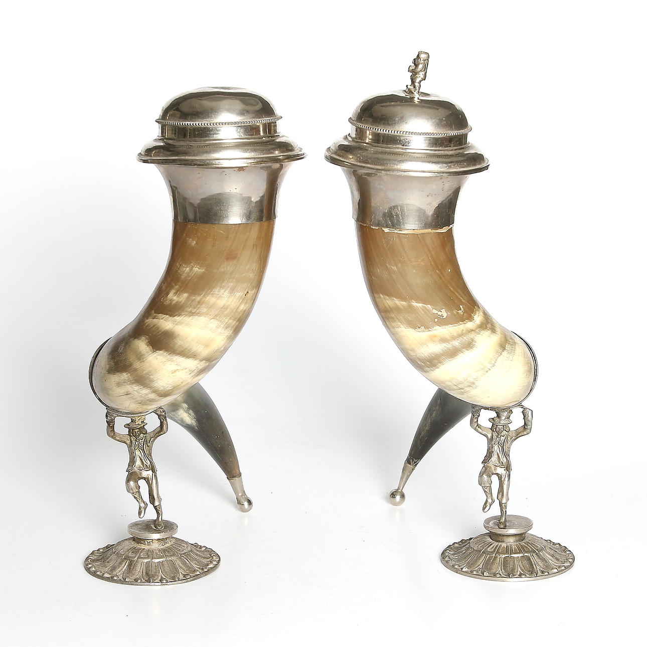 YMNIGHETSHORN / DRYCKESHORN, ett par, horn och nickel 18/1900-tal.