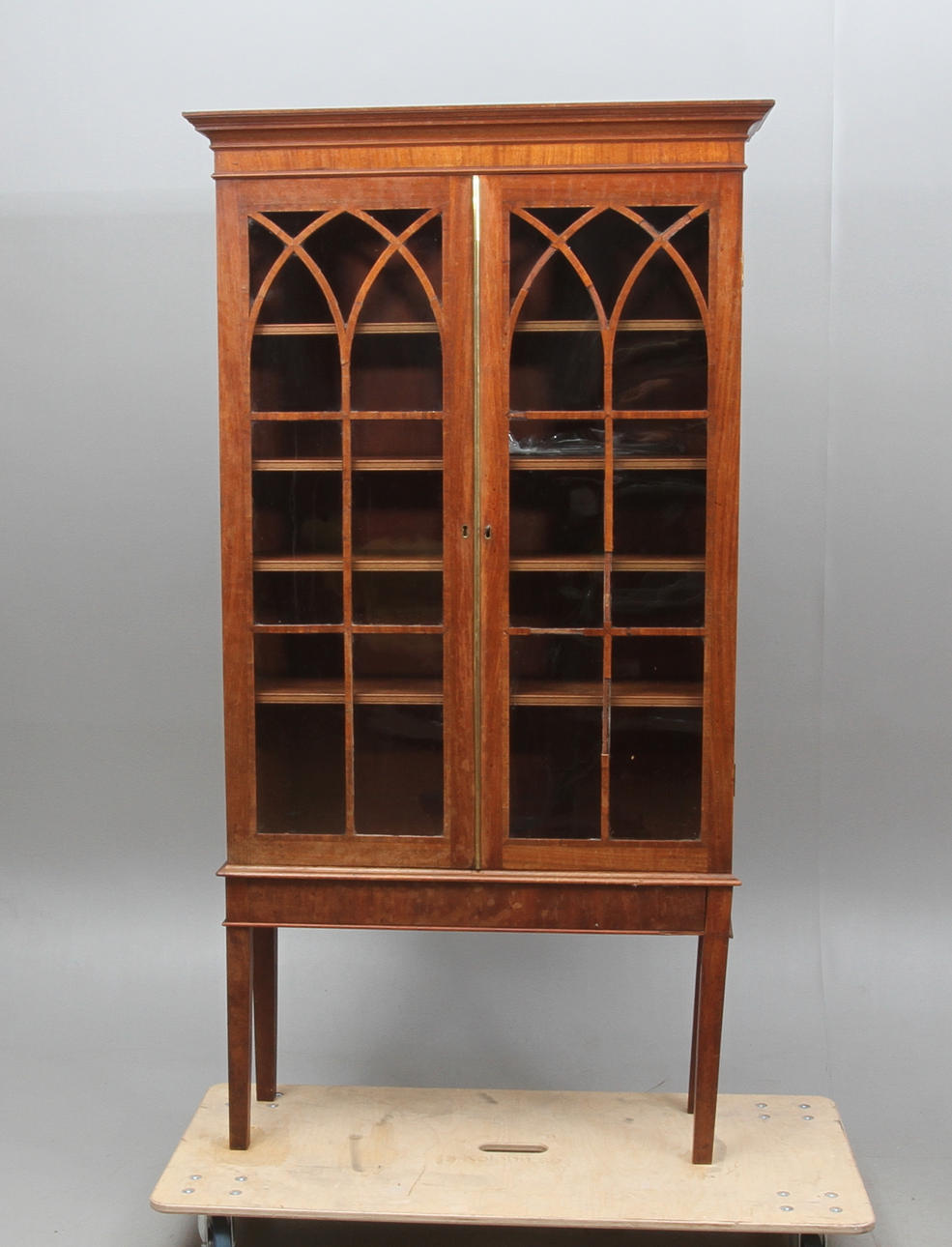 VITRINSKÅP, på benställning England, 1800-tal.