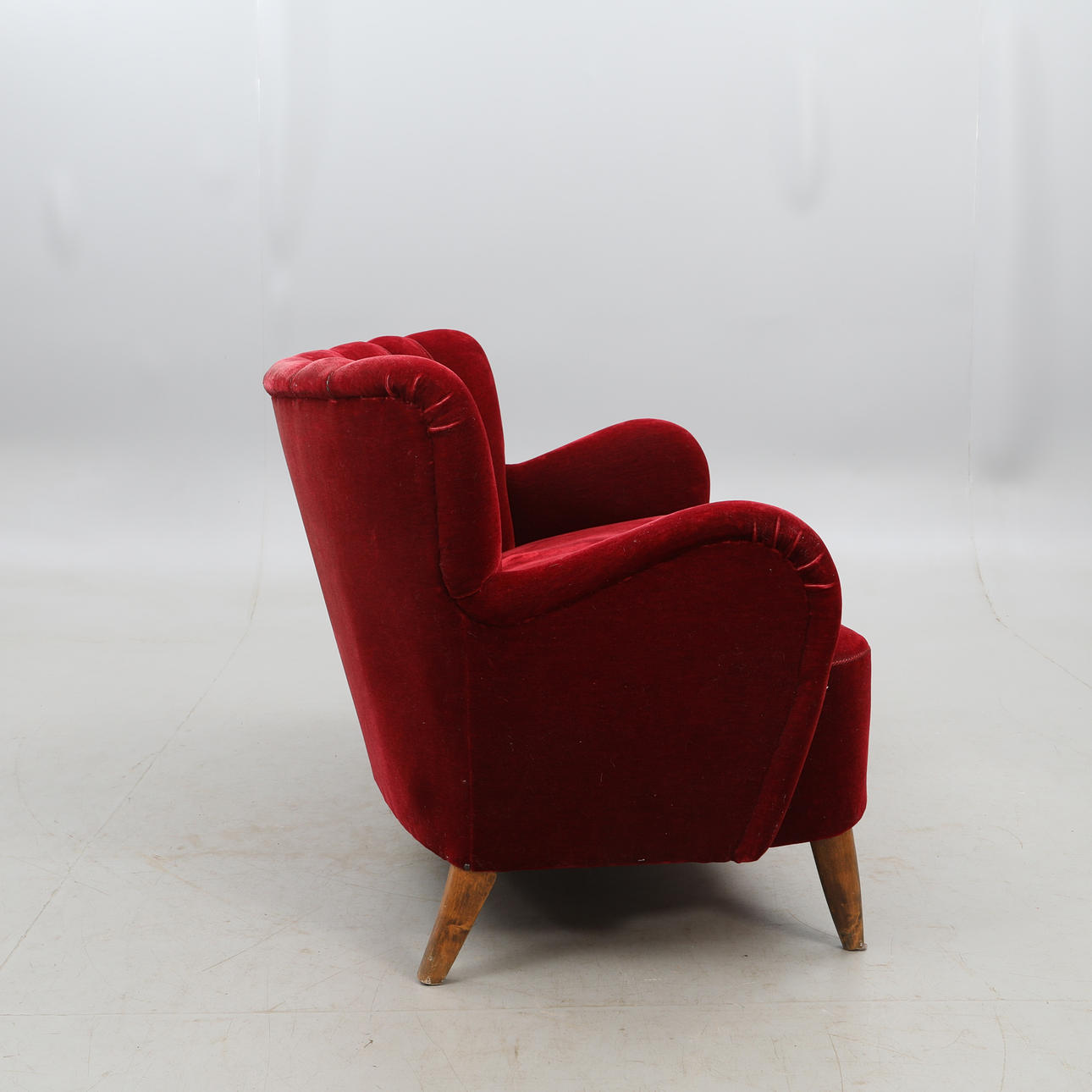 SOFFA, klädd i sammet. Möbler - Soffor & Sittgrupper - Auctionet