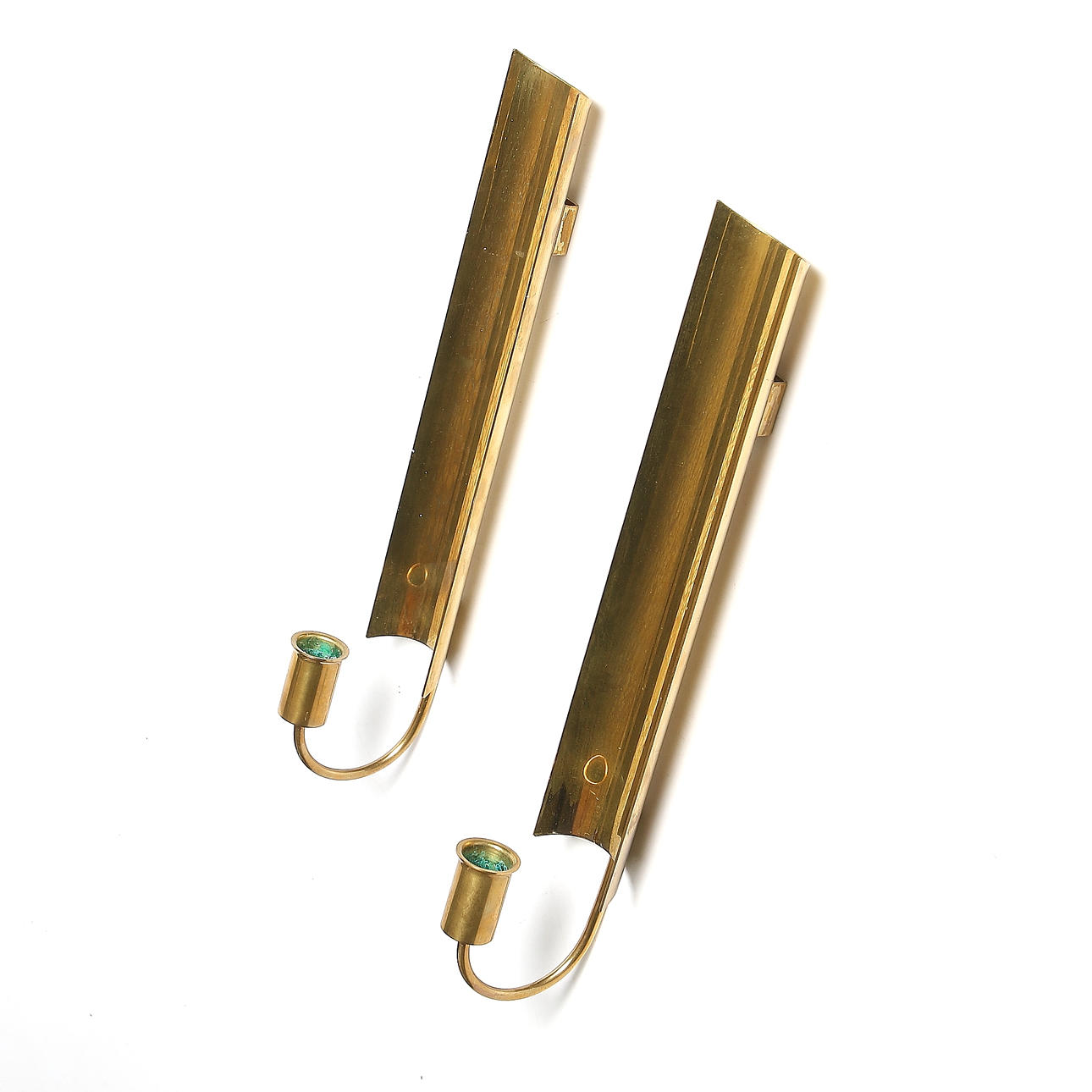 VÄGGLJUSSTAKAR, ett par, mässing, Pierre Forsell, Skultuna. 1900-talets andra hälft.