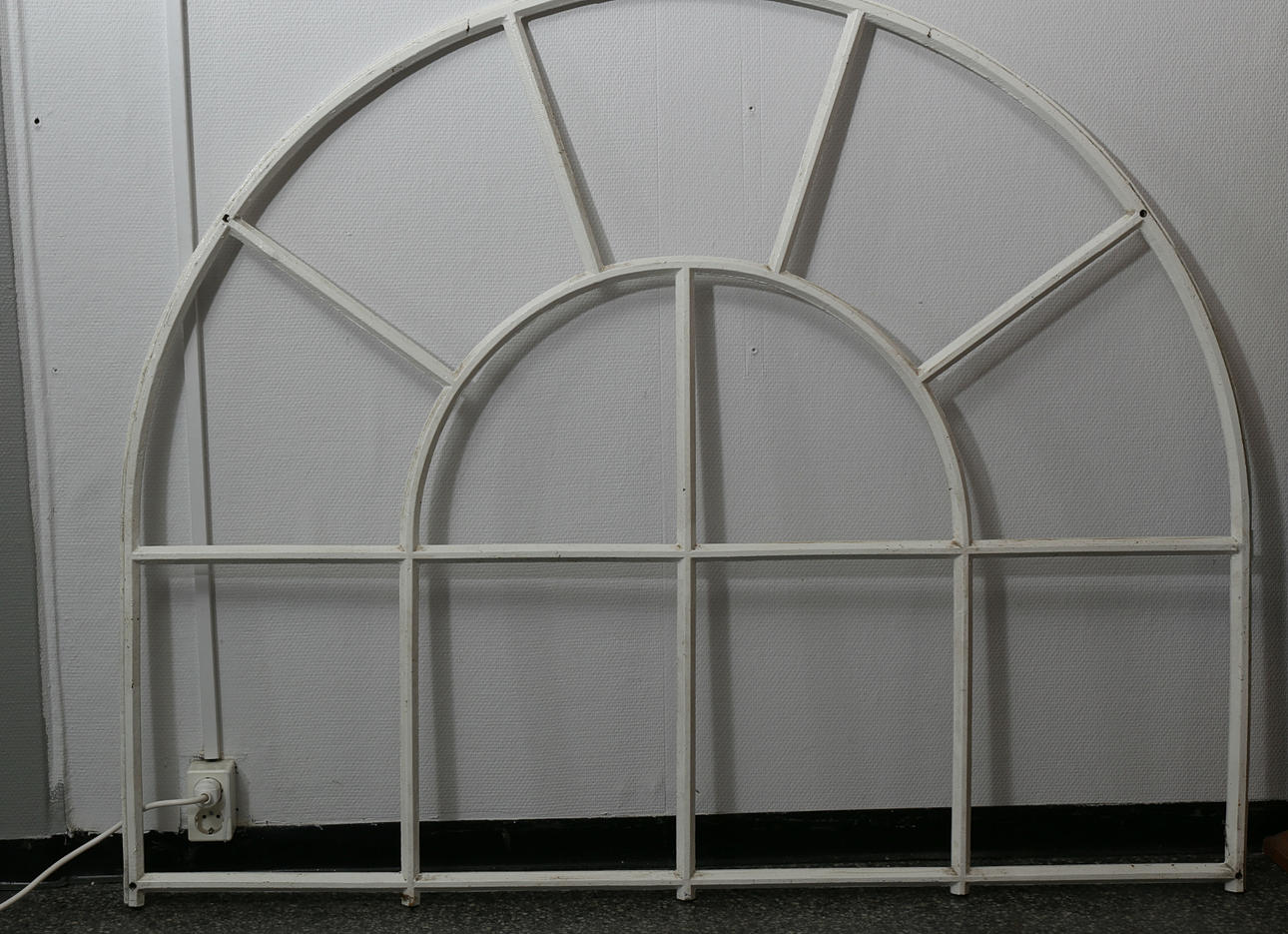 STALLFÖNSTER, smide, vitmålat, 1800-1900-tal.