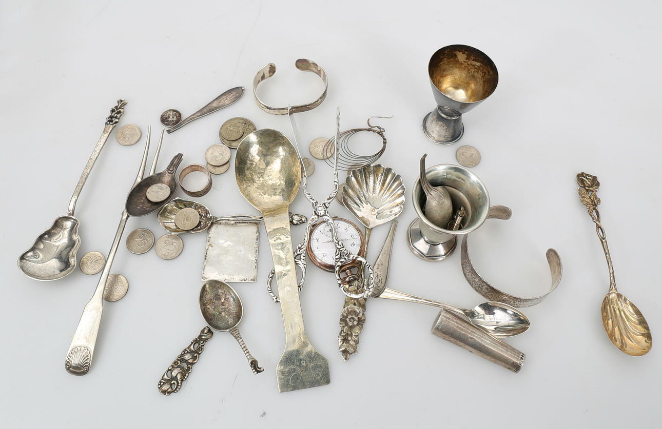 SILVERFÖREMÅL, cirka 300 gram.