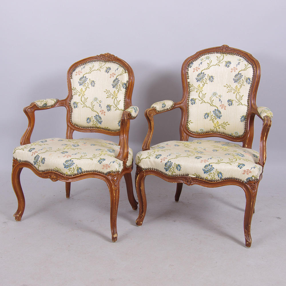 KARMSTOLAR, 2 snarlika, mahognybetsat trä, rokokostil.