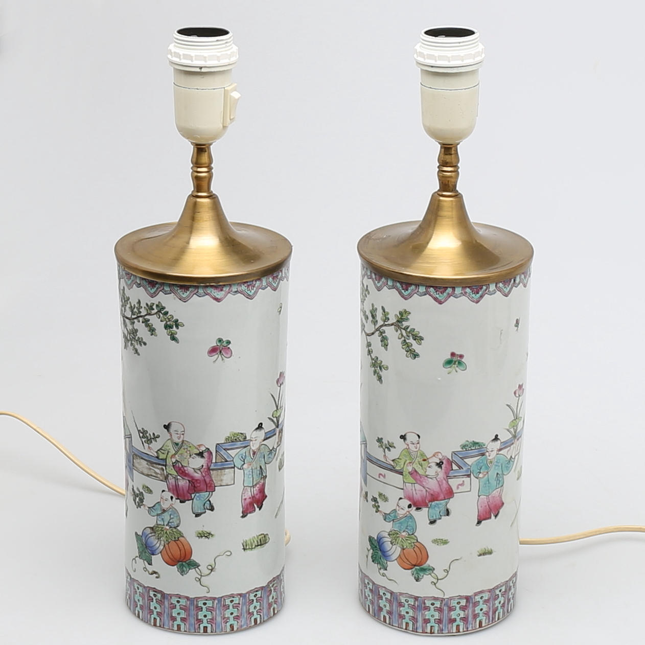 BORDSLAMPOR i porslin, ett par, Kina.
