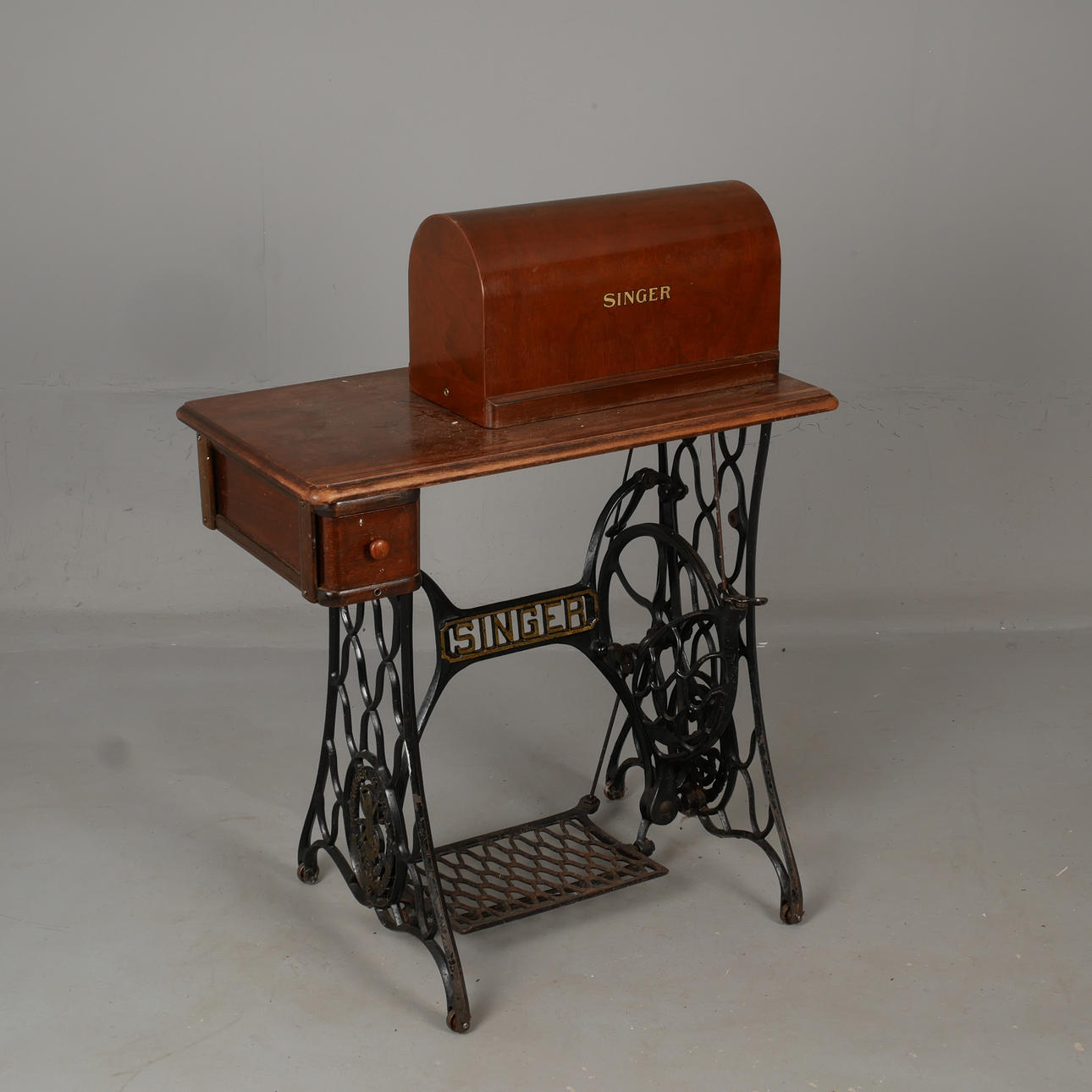 SYMASKIN PÅ BENSTÄLLNING. Singer, 1925.