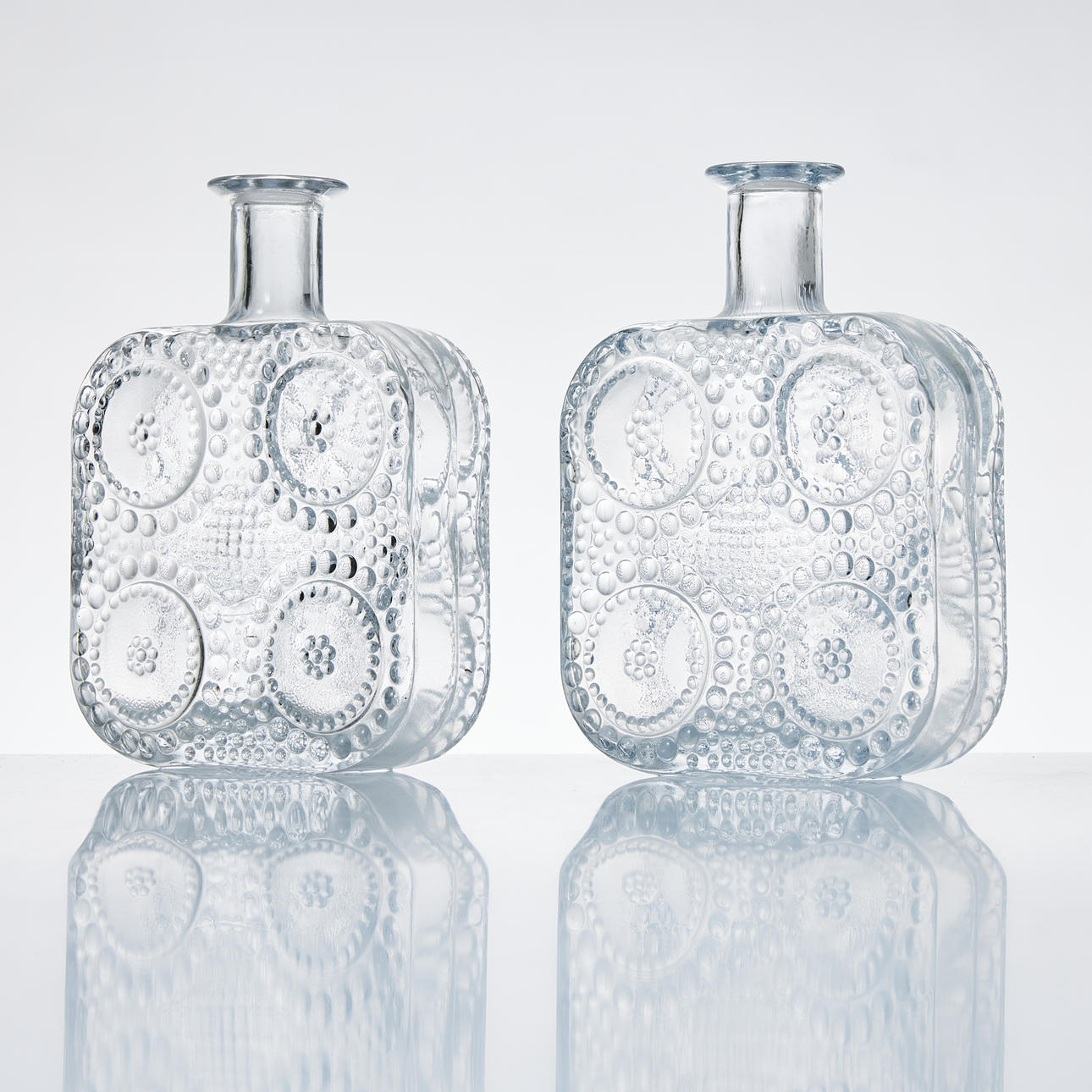 NANNY STILL. Flaskor, 2 st, "Grapponia", Riihimäen lasi.