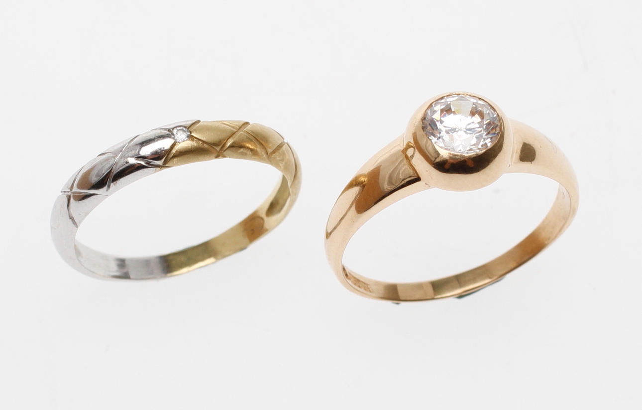 PRYDNADSRINGAR, 2st, 18k guld med stenar, vikt ca 5,8 gram.