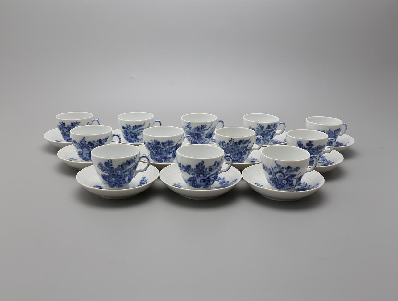 KAFFEKOPPAR med FAT, 24 delar, "Blå Blomst", Royal Copenhagen.