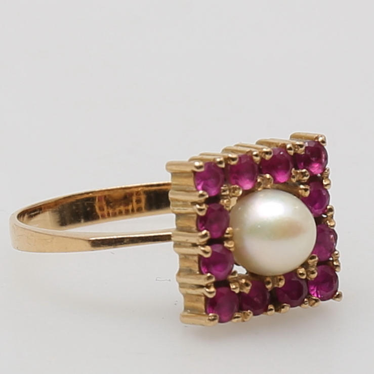 RING i 18K gulguld besatt med pärla samt 12 rubiner?, vikt 3,5 gram.