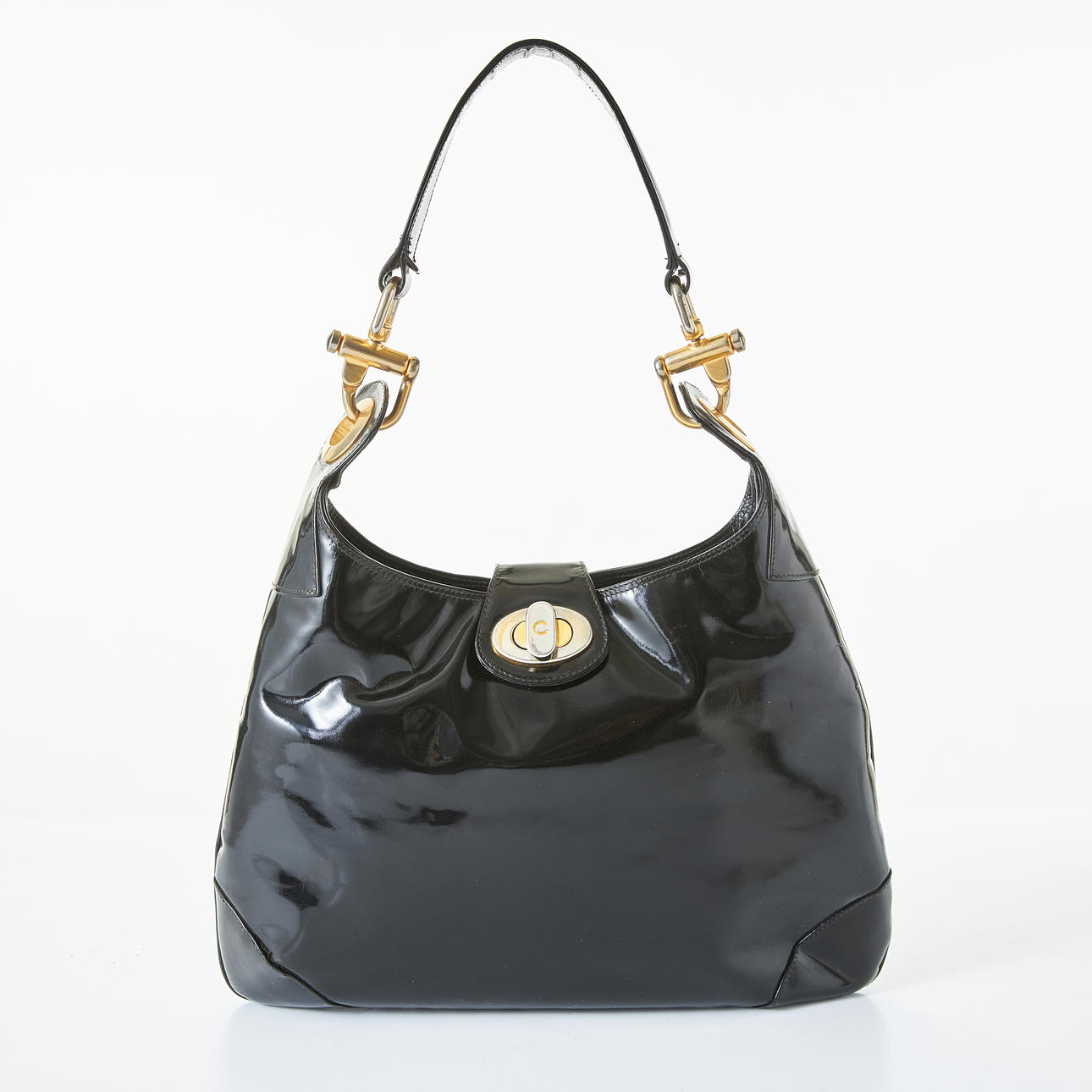 CÉLINE, shoulder bag, black lacquer, gilt details, interior with 2 compartments, one with zipper, 1970s.