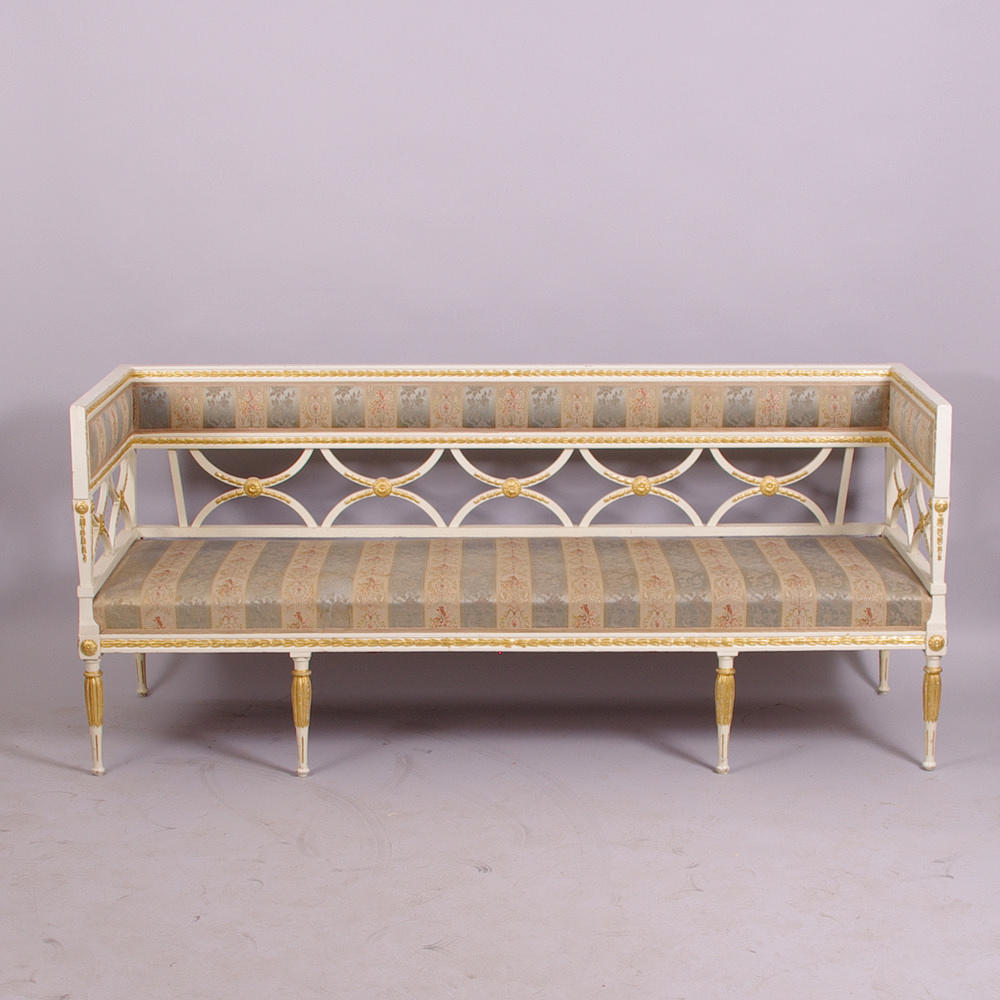 SOFFA, vitmålad med förgyllningar, gustaviansk stil, 1700/1800-tal.
